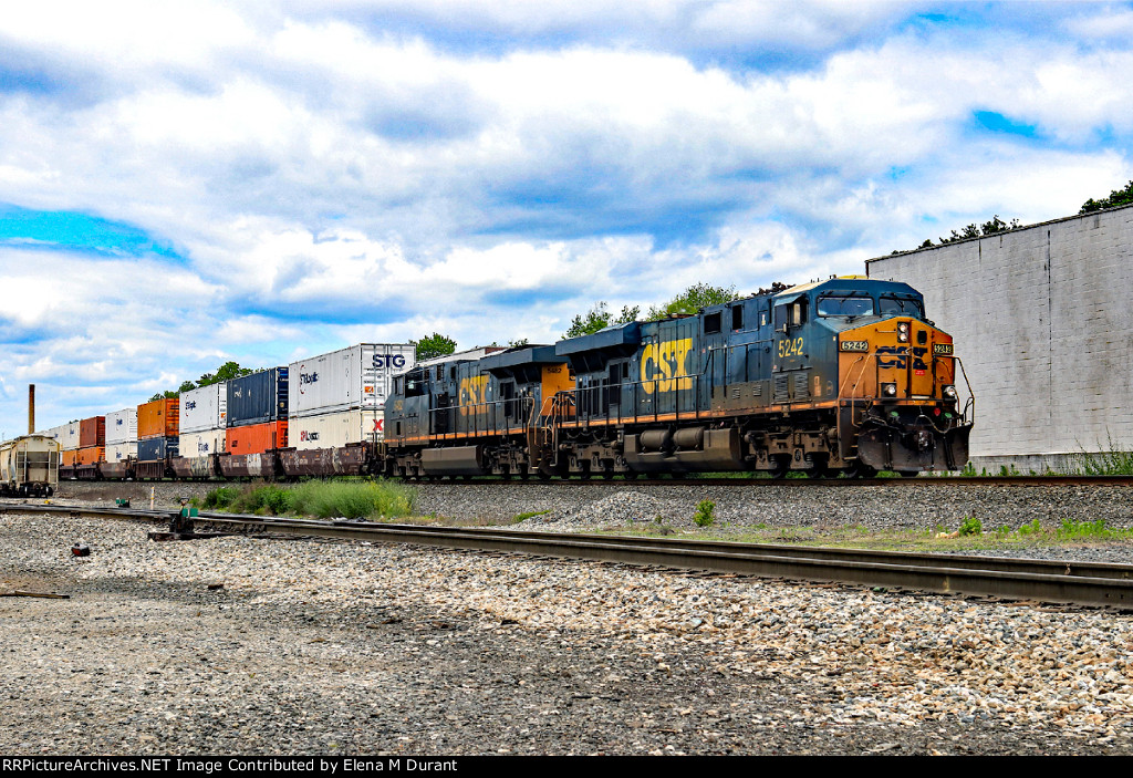 CSX 5242 on I-158